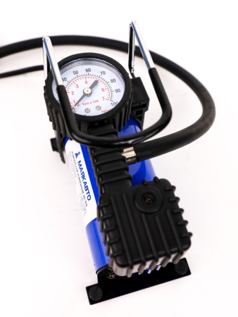 Компрессор МАЯКАВТО™ АС 575ма в кейсе с набором инструментов