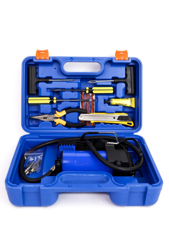 Компрессор МАЯКАВТО™ АС 575ма в кейсе с набором инструментов