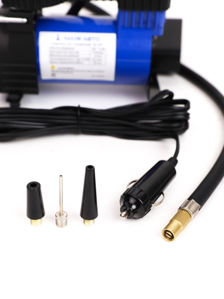 Компрессор МАЯКАВТО™ АС 575ма в кейсе с набором инструментов